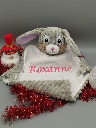 Doudou Lapin Gris et Rose Personnalisé – Prénom Brodé Doudou Lapin Gris et Rose Personnalisé – Prénom Brodé
