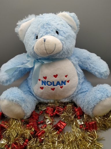 Peluche Ours Bleu – Prénom Brodé et Motif Petits Cœurs Peluche Ours Bleu – Prénom Brodé et Motif Petits Cœurs