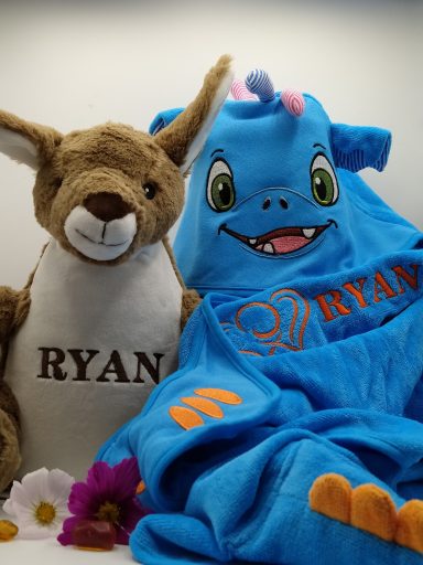 Kangourou en Peluche et Cape de Bain Dragon – Cadeau Naissance Personnalisé Kangourou en Peluche et Cape de Bain Dragon – Cadeau Naissance Personnalisé