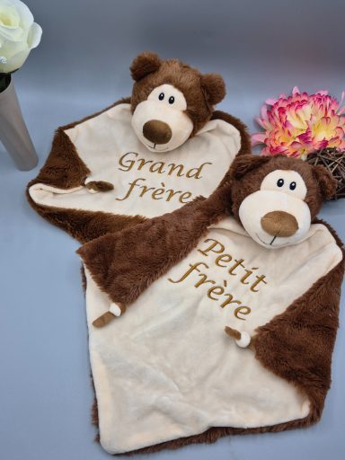 Duo Doudous Ours Personnalisés – Broderie Grand Frère et Petit Frère Duo Doudous Ours Personnalisés – Broderie Grand Frère et Petit Frère