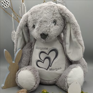 Peluche Lapin Gris Personnalisée – Broderie 2 Cœurs & 2 Prénoms Peluche Lapin Gris Personnalisée – Broderie 2 Cœurs & 2 Prénoms