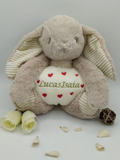 Peluche Lapin avec Couverture Personnalisée – Petits Cœurs et Prénom Brodés Peluche Lapin avec Couverture Personnalisée – Petits Cœurs et Prénom Brodés